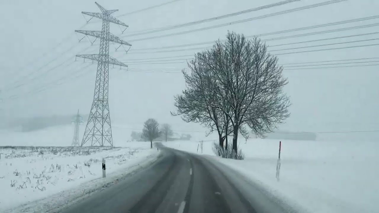 Atak zimy , opady śniegu , zablokowana autostrada , paraliż drogowy . Niemcy