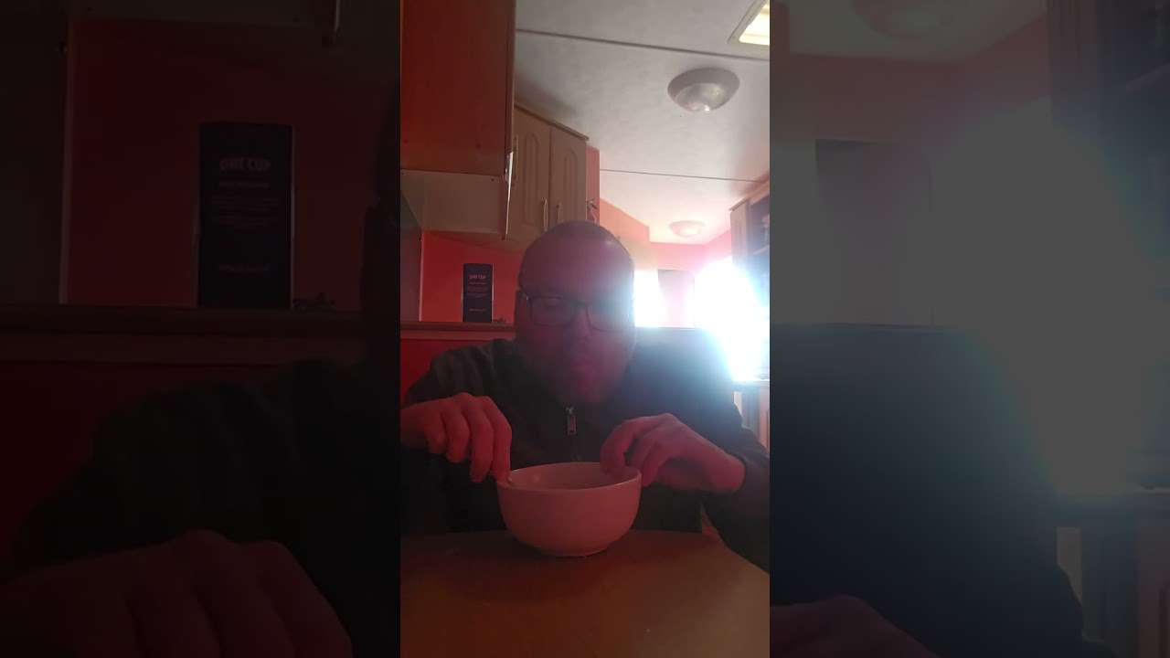 Кусочки хлопьев из цельнозерновой пшеницы с глазурью сверху #завтрак #шоколад