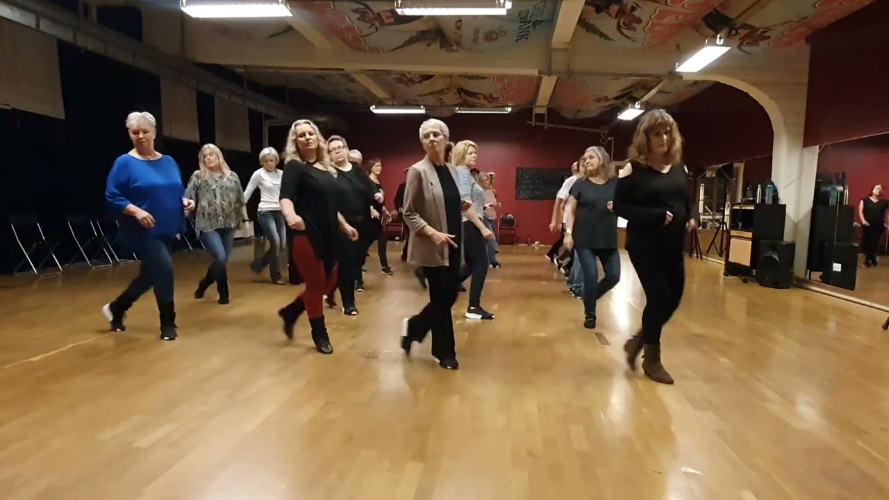 Winds Of October, Beginner Linedance . Demo By Dans & Moro. Norway.