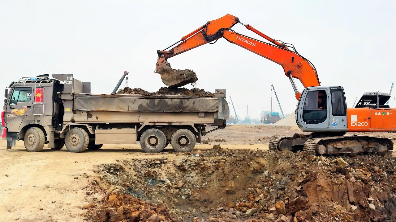 Máy xúc đất đá, phối hợp thi công cùng xe tải ben, xe trộn bê tông tại công trường - Excavator Truck