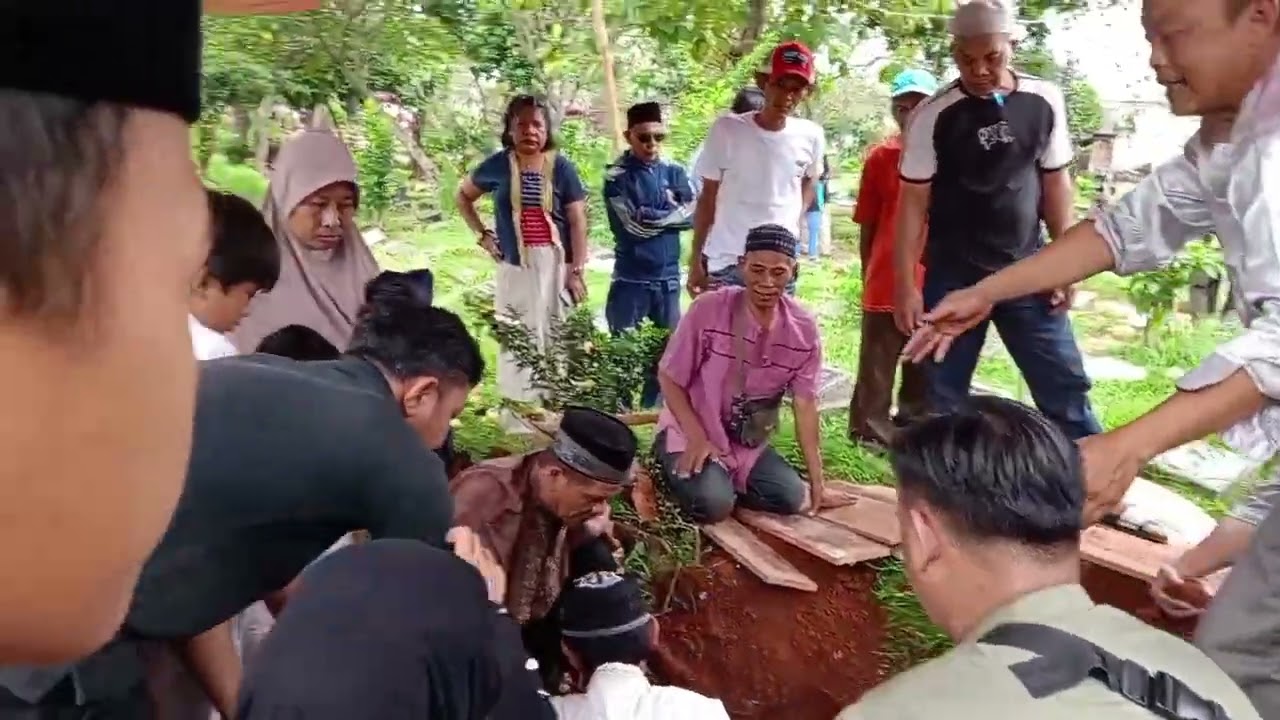 Aki ta'jiah dan mengantar almarhumah ke makam d Condet. 