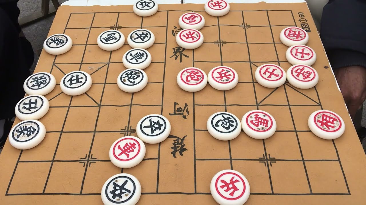 公園80歲老大爺殘局大戰一百回合，一個比一個自信，實在精彩啊