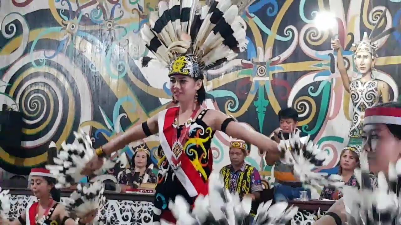 GADIS DAYAK