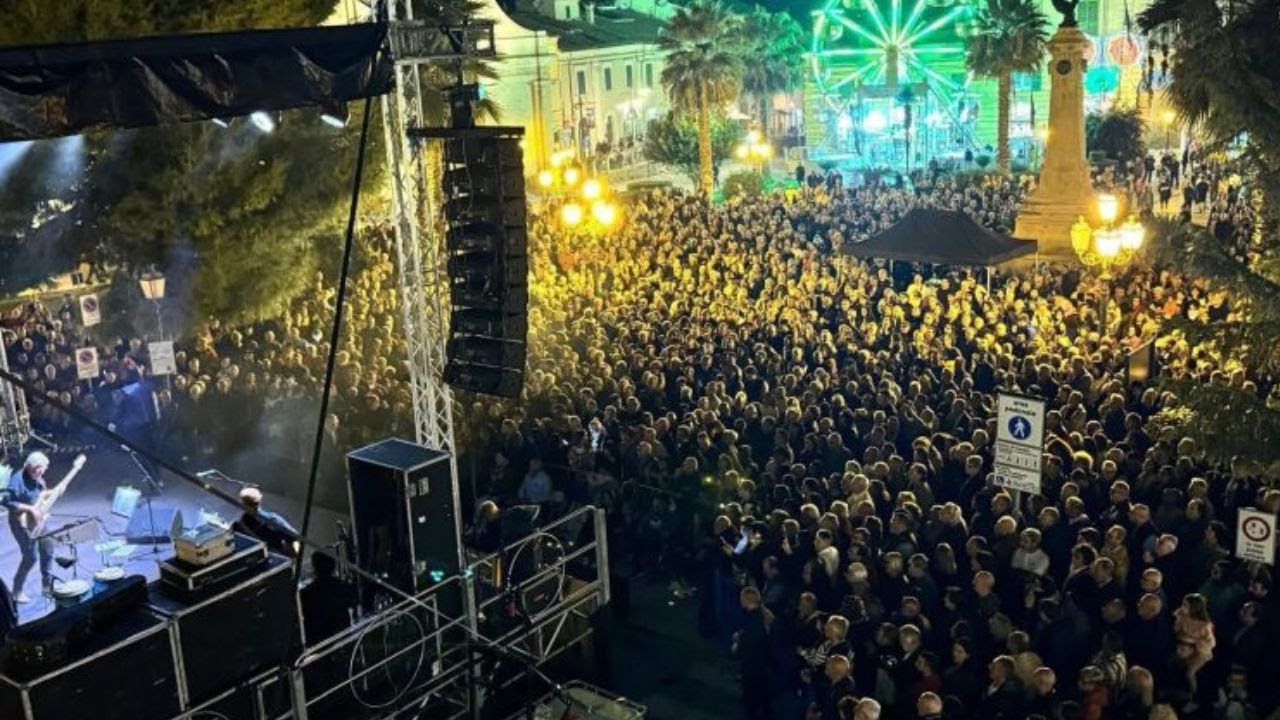 Vasto, i Nomadi cantano "Dio è morto" in piazza Rossetti