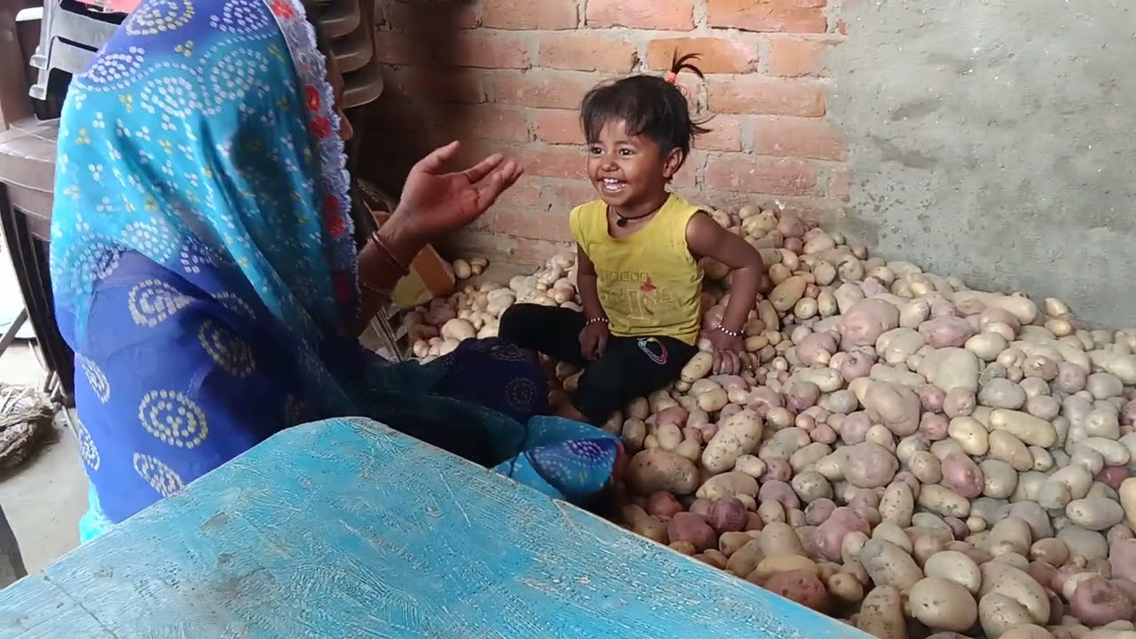 छोटी बच्ची आलू बेच रही है#comedy #video #