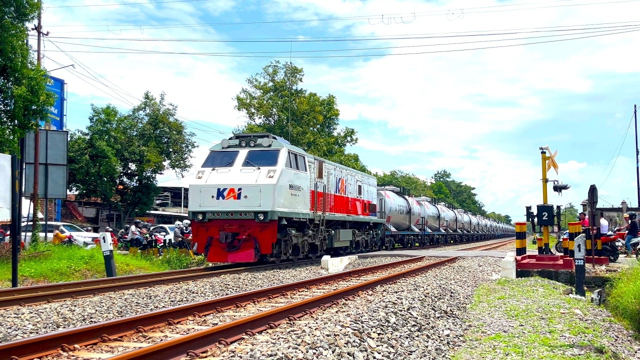TOP KOMPILATION 8  in 1 High SPEED and SUPER Fast Train Videos |Diesel Trains | Indonesian Railways