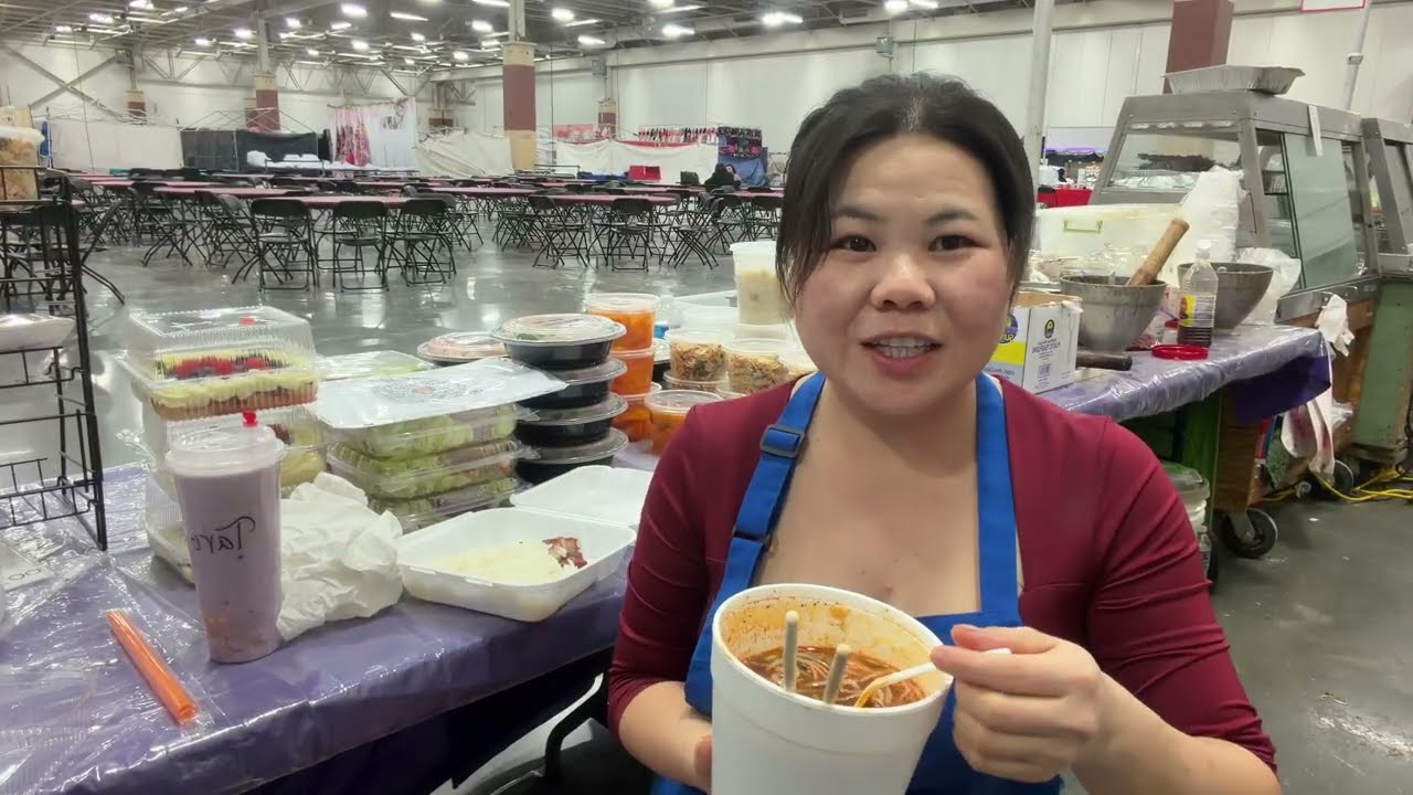 Hmong new year 2025 to 2026 at Milwaukee peb tuaj muag nqaij ci papaya salad and pho 12/14/2025 