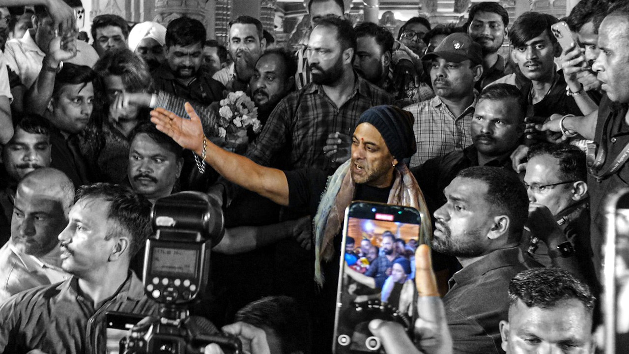 Crowd went Out of Control When They saw SALMAN KHAN at Ashish Shelar's Ganpati Darshan