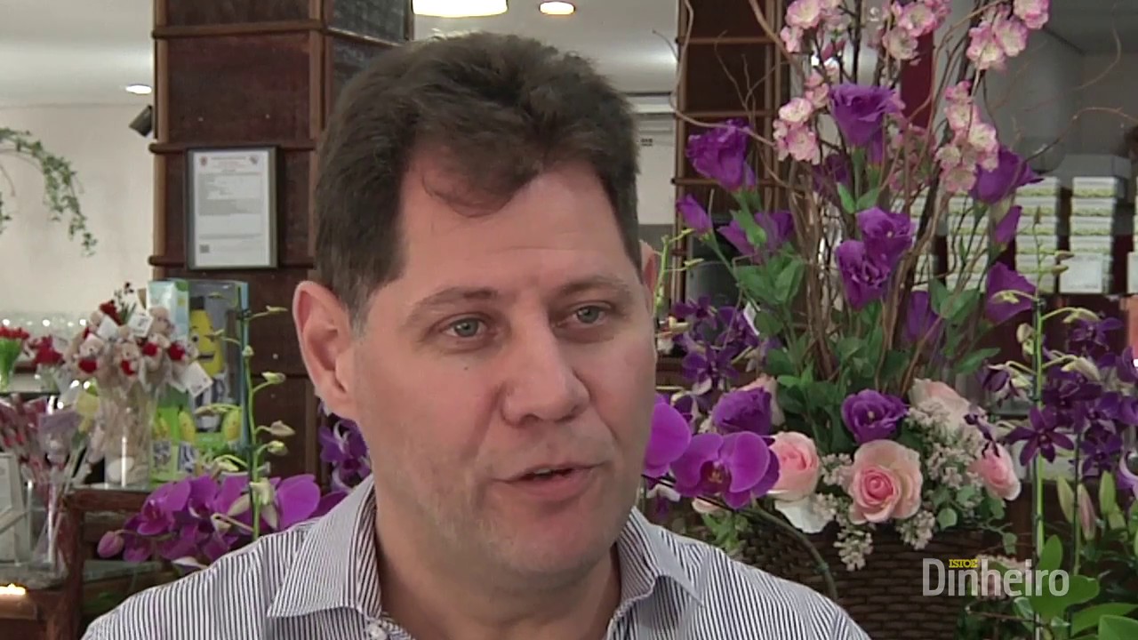 Ele transformou uma pequena floricultura na maior loja virtual de flores do Brasil