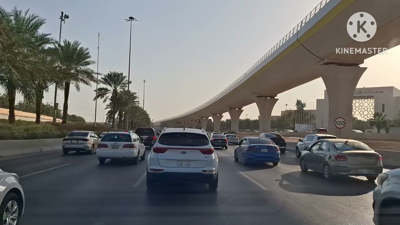 Riyadh airport road na nman tayo ngaun medyo mabagal na mga sasakyan dito  to dammam road riyadh 
