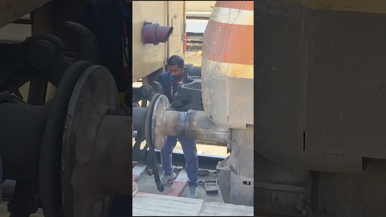 दुनिया का सबसे खतरनाक काम #youtubeshorts #train #ytshorts