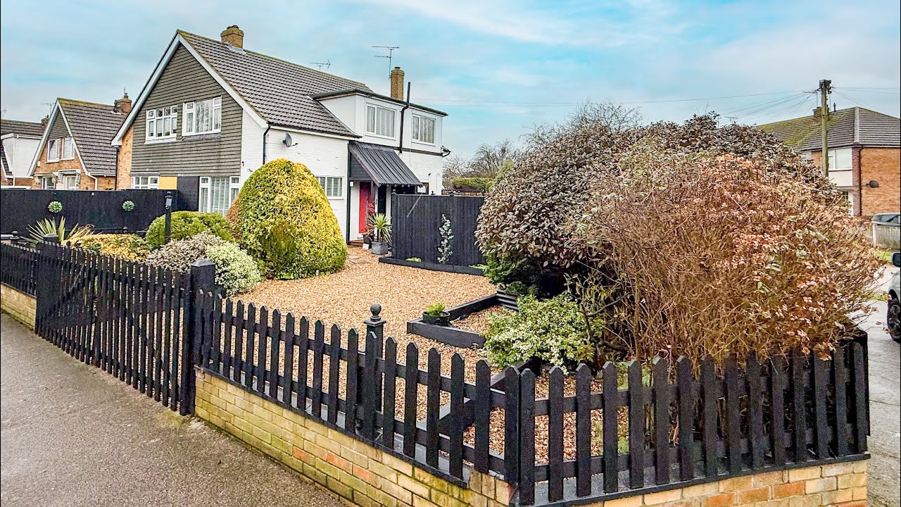 ENVIABLE CORNER PLOT POSITION ON POPULAR ROYALS LOCATION - VIEWING A MUST