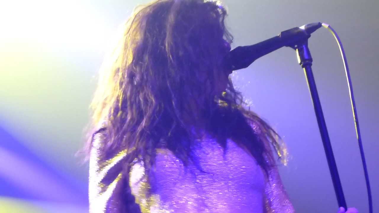 Charli XCX - Nuclear seasons - LIVE PARIS 2013