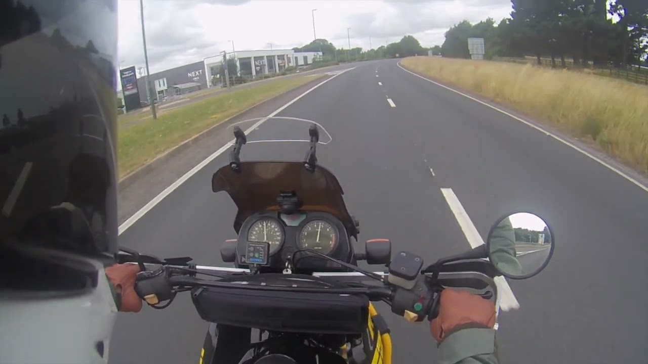 BMW R100GS BUMBLEBEE FUEL STOP - MY CLASSIC DAY BIKE