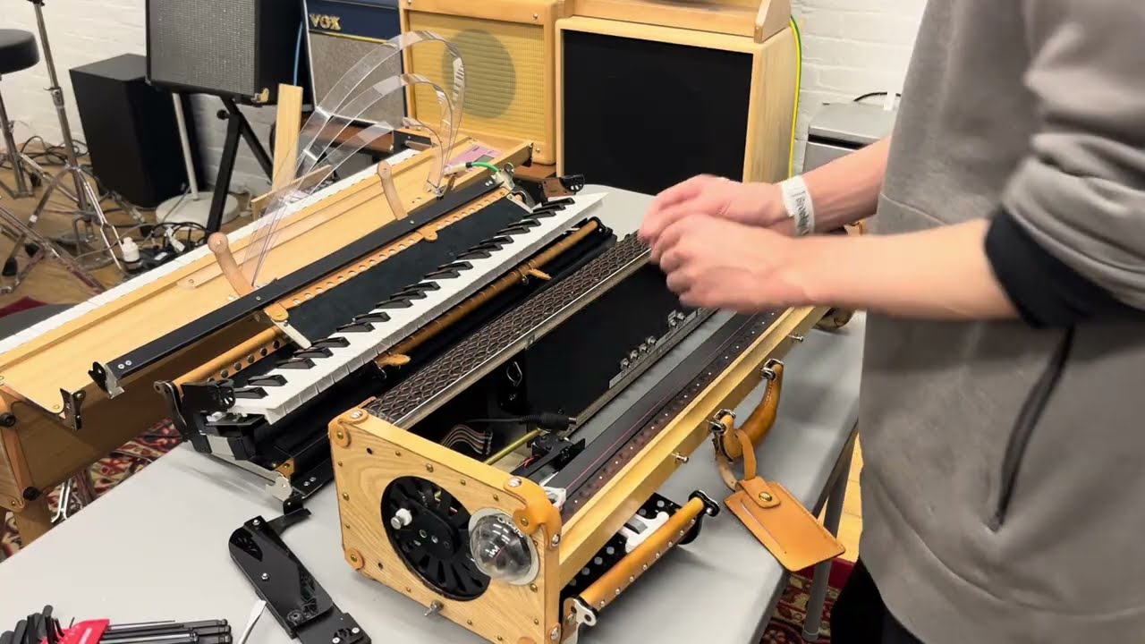 Ondomo Disassembly: Bag Type ondes Martenot