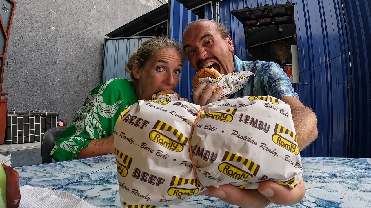 FAMOUS STREET FOOD RAMLY BURGER 🇲🇾 Chukai Terengganu Malaysia