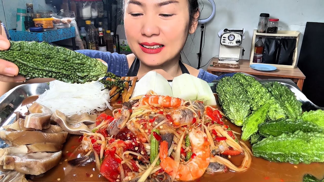 Thaifood ASMR ส้มตำกุ้งสุกกุ้งสด มะระกรอบๆ ปลาร้านัวๆPapaya salad with shrimp MUKBANG show 
