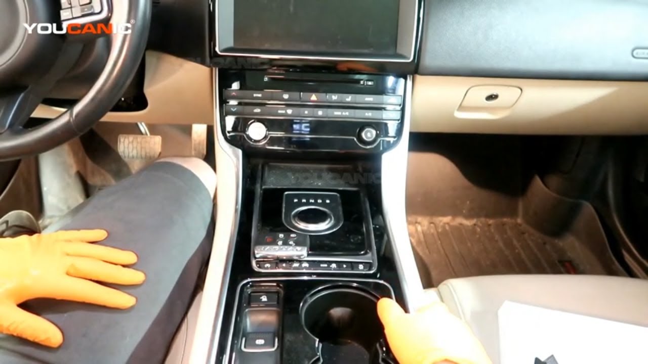 Jaguar XE 2015+ — как перевести аварийный стояночный тормоз в режим обслуживания