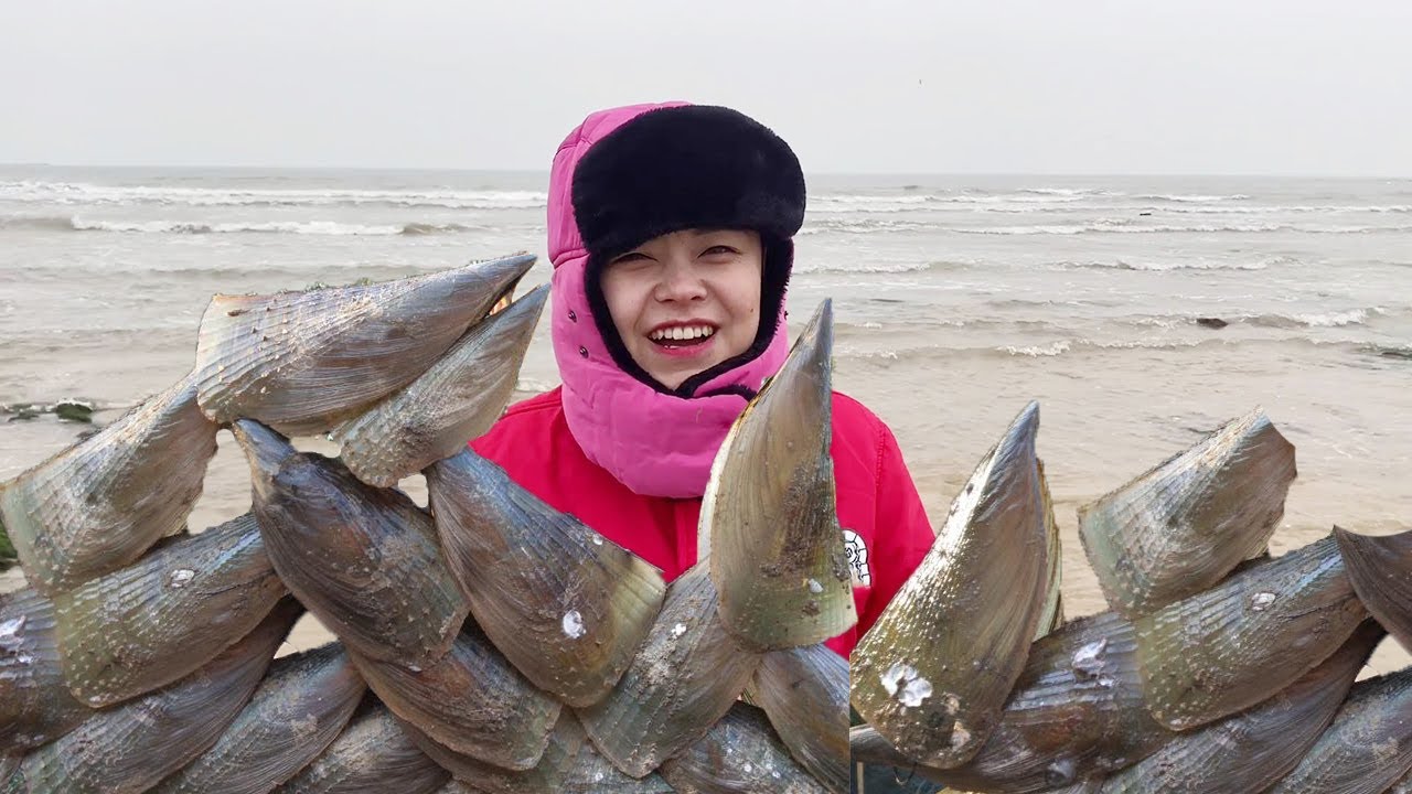 Сяо Чжан бросается к морю, весь пляж привязан ремнями, больше его лица, набит ведром