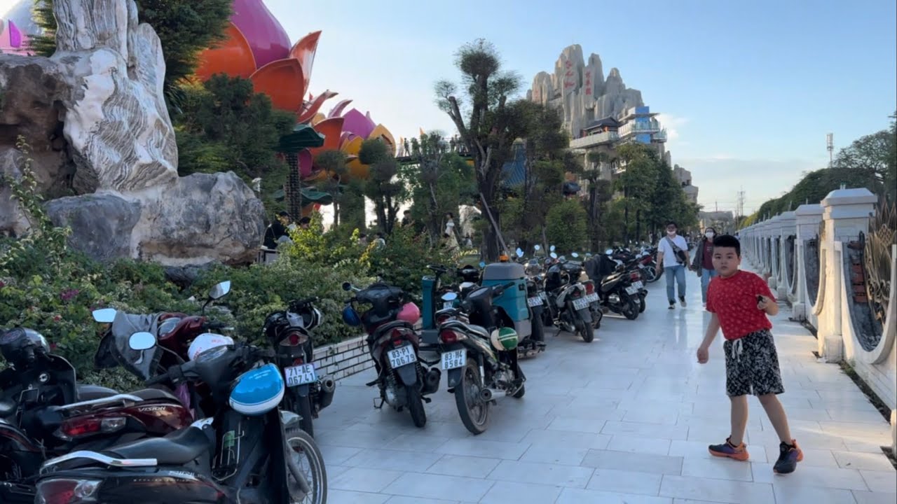 Cầu Kính Tân Huê Viên Mùng 4 Tết 