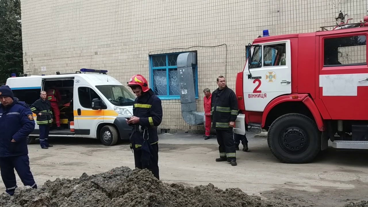 Бійці ДСНС у Вінниці врятували людину, яку засипало ґрунтом