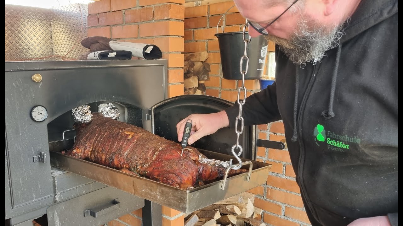 Spanferkel im Häussler Holzbackofen, erster Versuch, eigentlich noch Baustelle, aber SUPERLECKER!!!