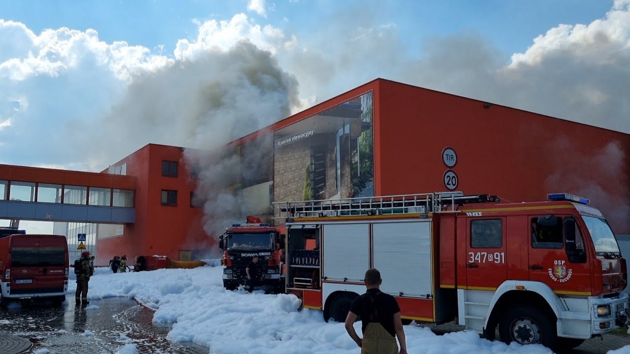 Pożar hali magazynowej budynku Merkury Market w Krośnie