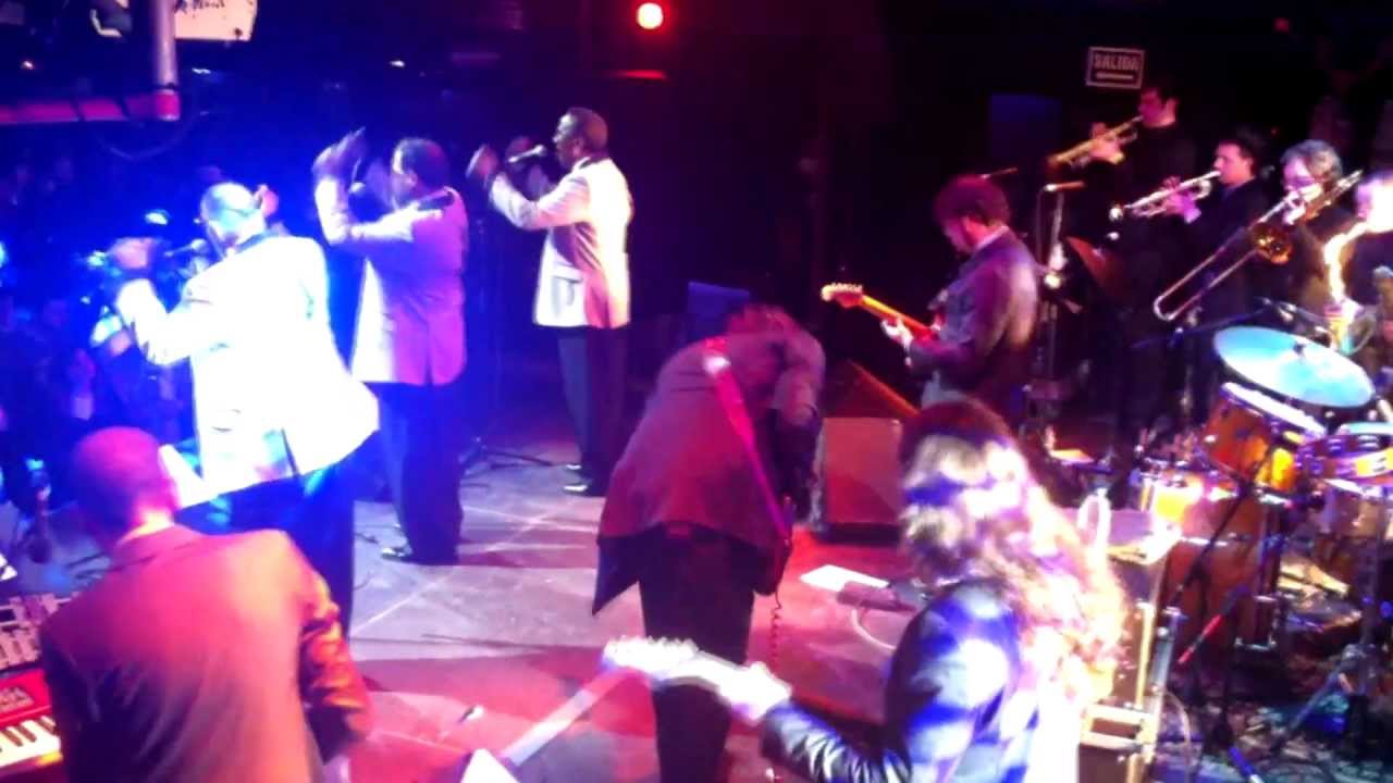 THE IMPRESSIONS FEAT. THE PEPPER POTS - WE'RE A WINNER - JOY ESLAVA, MADRID (HD)