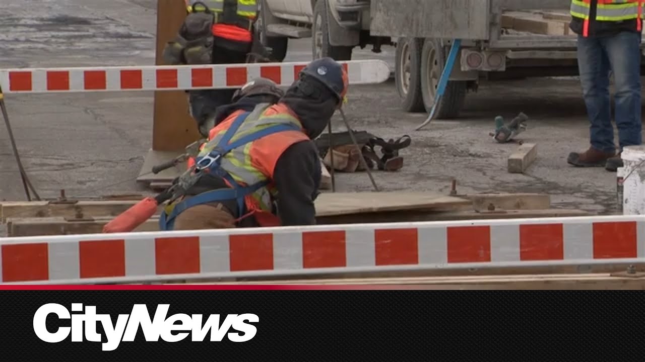 Repair work underway to fix gaping hole on Châteauguay bridge