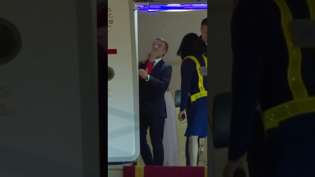 France&rsquo;s Macron Shoved in Face by Wife on Plane