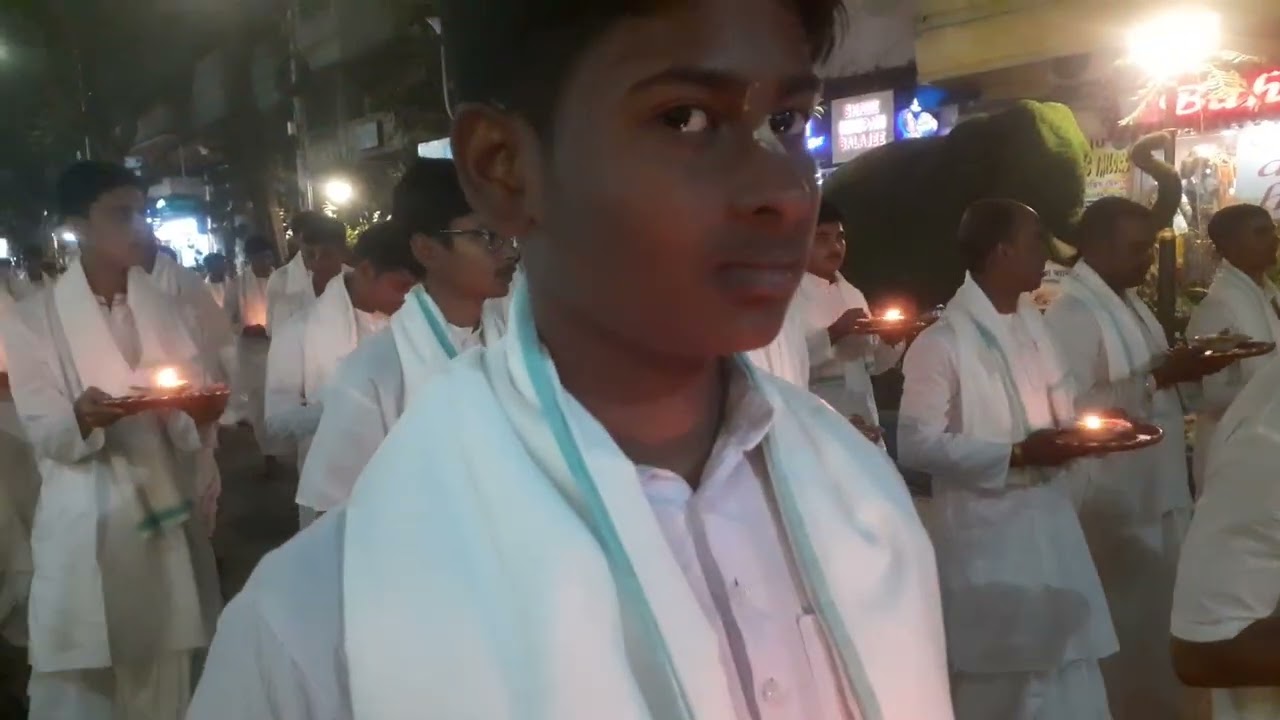 শ্রীল প্রভুপাদের ১৫২তম আবির্ভাব তিথিতে তাঁর যুবক ভক্তদের দ্বারা ১৫২টি প্রদীপ দ্বারা শ্রদ্ধাঞ্জলি।