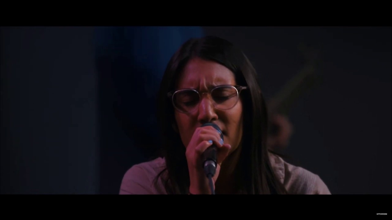 Agnus Dei w/lyrics +  Spontaneous UPPERROOM Worship Moment 05.24.20 Elyssa Smith