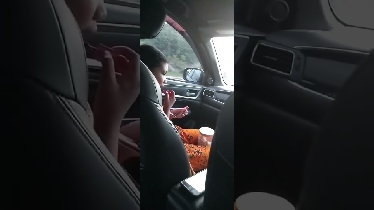 Kakak lipstikan di mobil...