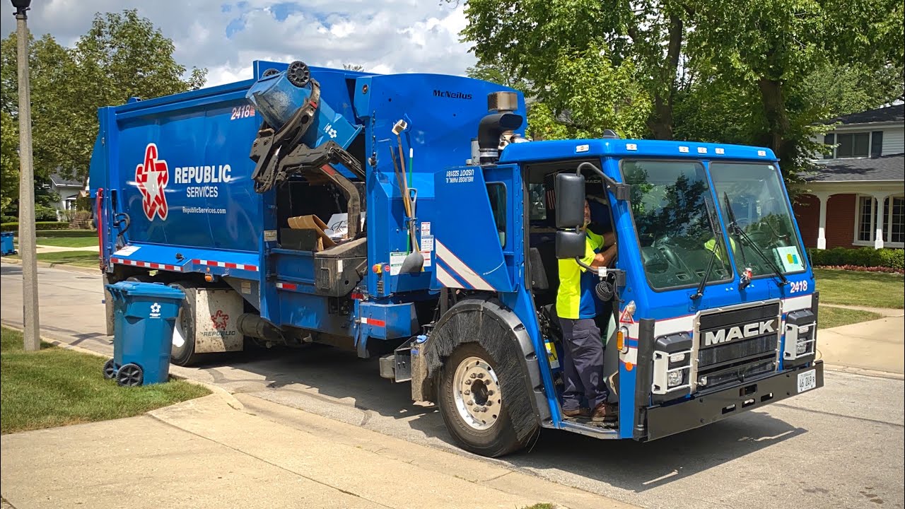 Republic Services 2418: Speedy Mack LR McNeilus MA Garbage Truck