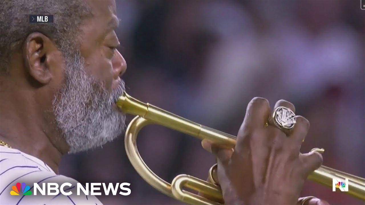 Good News: Trumpet player sings National Anthem after horn malfunction