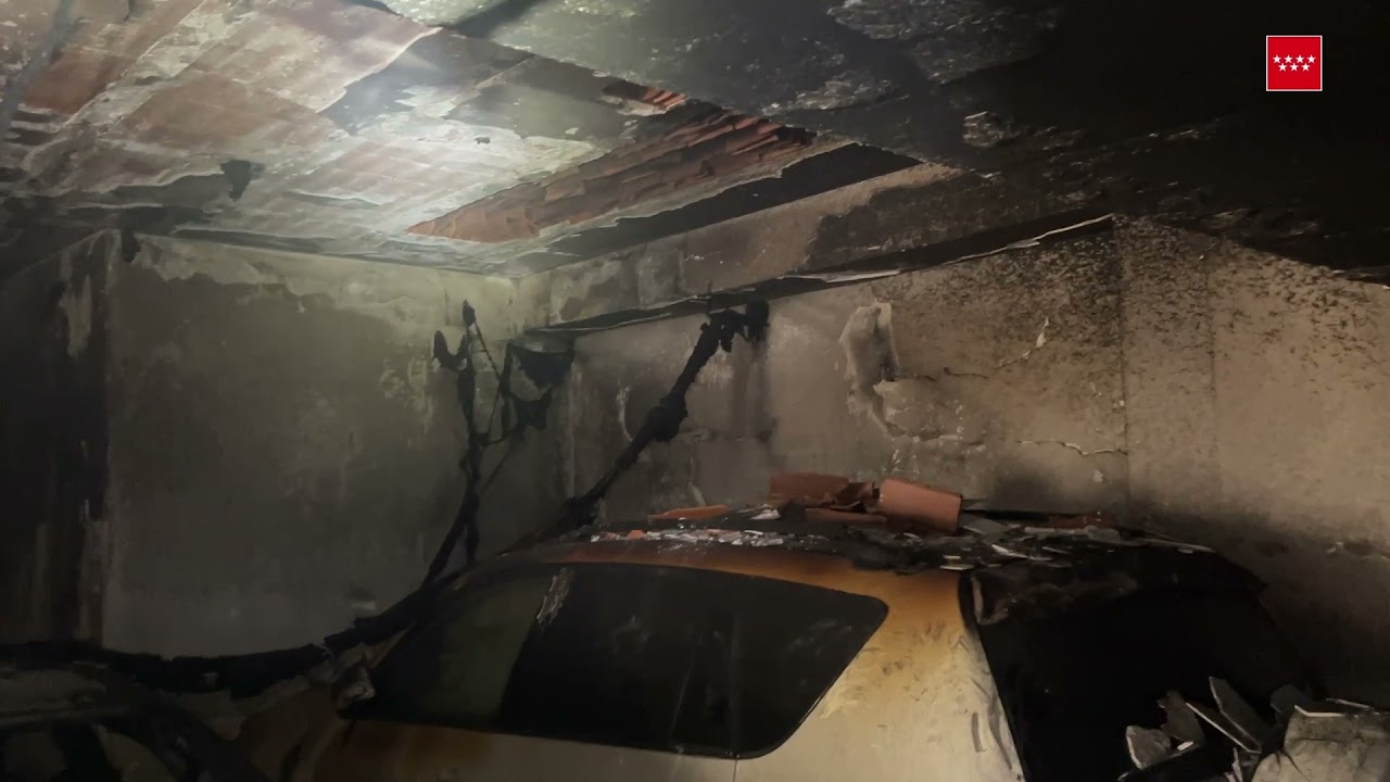 31.03.2021 Incendio de varios vehículos en un garaje de la calle Pisuerga en Alcalá de Henares