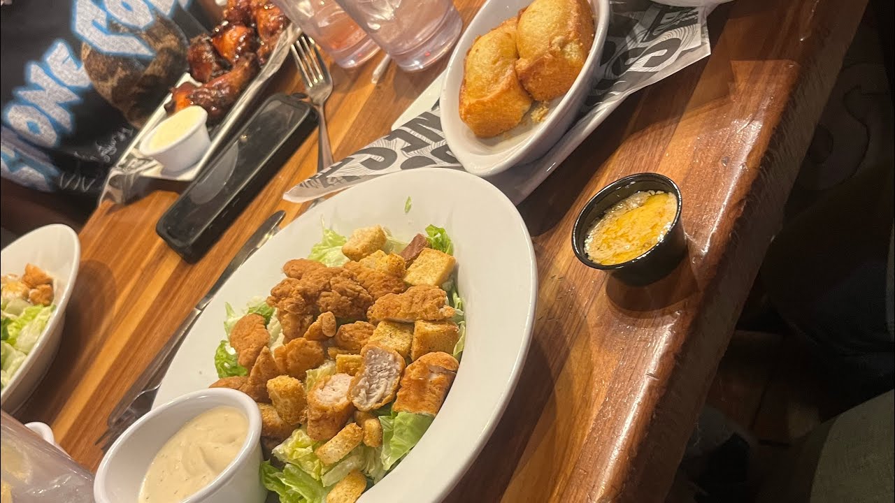 Soph and Dez try Smokey Bones!! 🔥🔥🤯💨🦴
