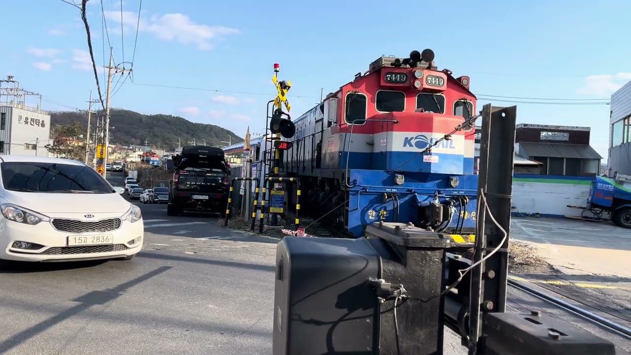 (기차경적소리) 석봉1건널목 대전차량정비단선 디젤기관차 DEL7449 화물열차