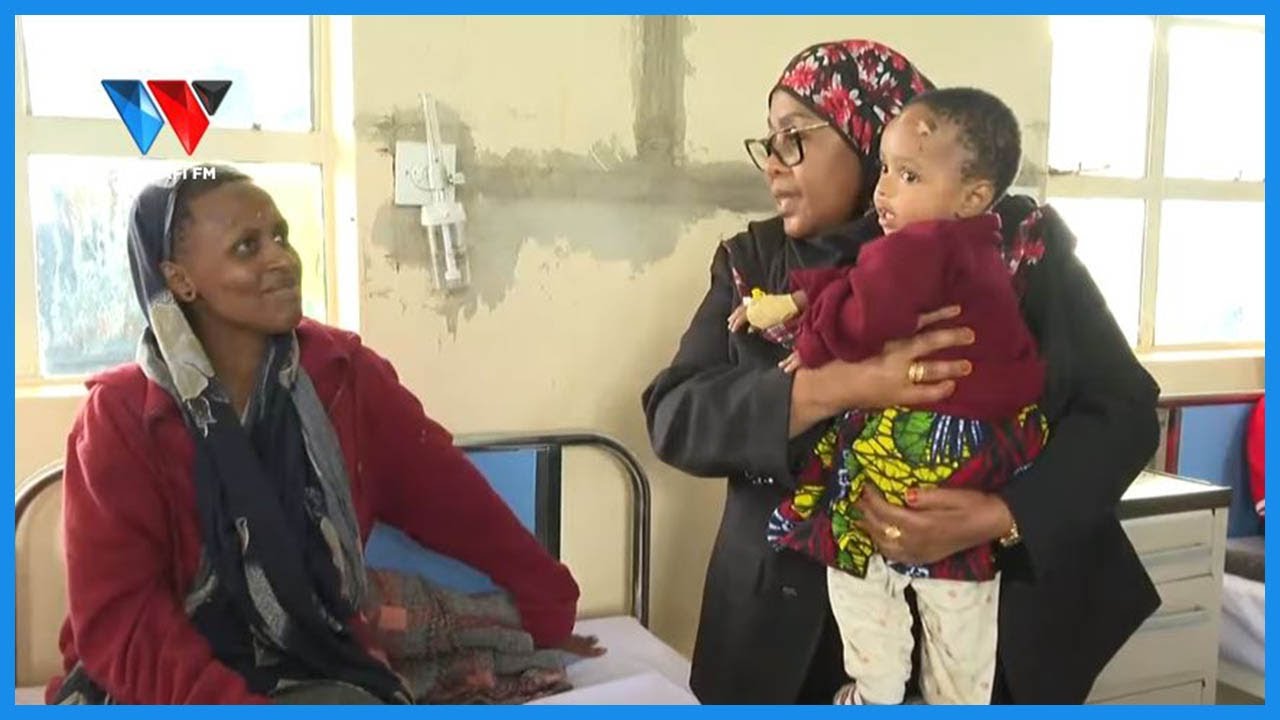 RAIS SAMIA ALIVYOMBEBA MTOTO ALIYENUSURIKA KWENYE MAFURIKO HANANG 
