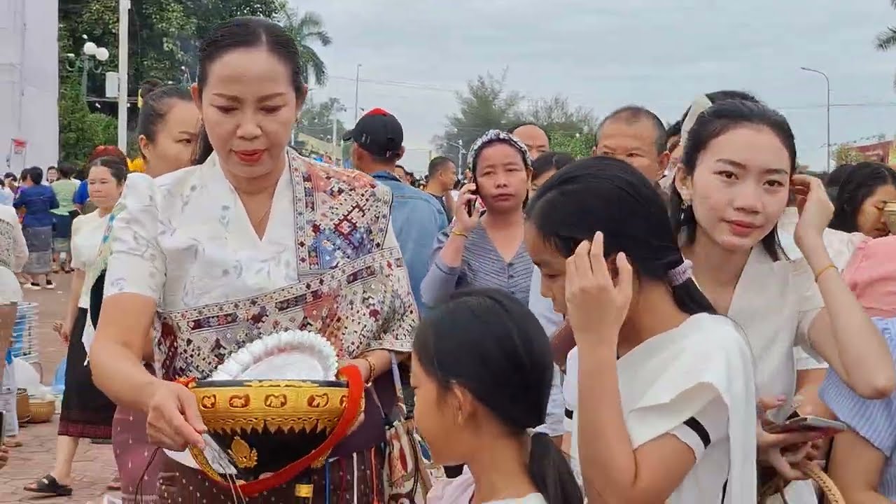 ບຸນຕັກບາດ ພະທາດຫຼວງ | Almsgiving at That Luang Festival Laos | ใส่บาตร บุญธาตุหลวง