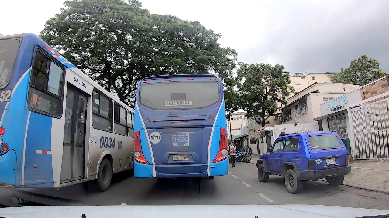 Driving in Guayaquil. Av Victor Emilio Estrada