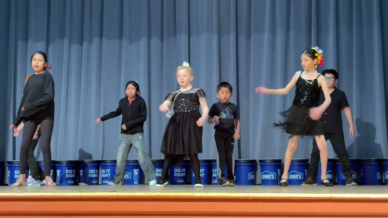 Miss Juju dances a Charleston dance 💃 