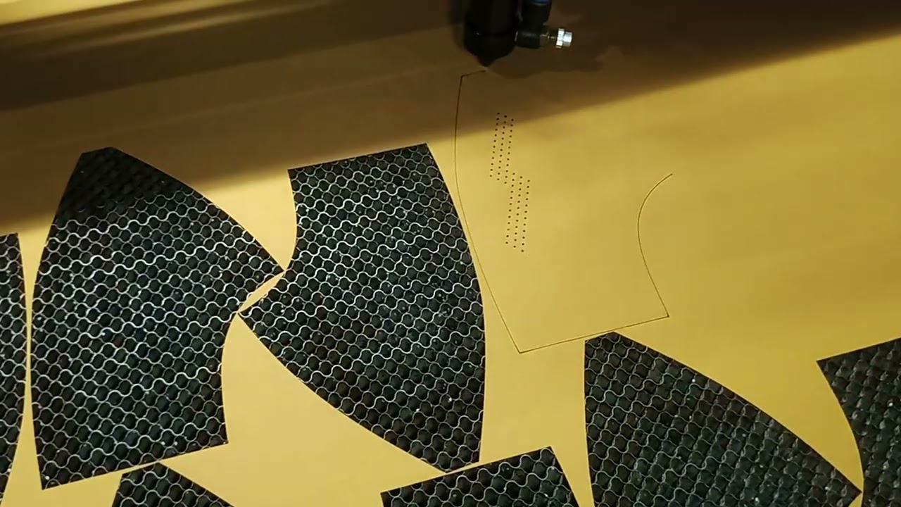 Proses Laser  Cutting Topi Bahan  Despo Warna Mustard