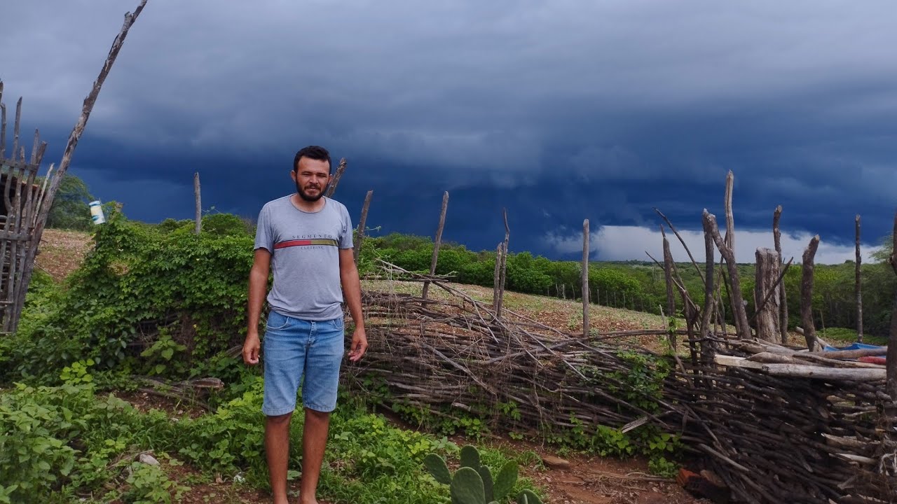 TEMPORAL DE CHUVA FORTE ATINGE BRUNO BARBOZA É SUA MÃE NO SERTÃO PERNAMBUCANO 