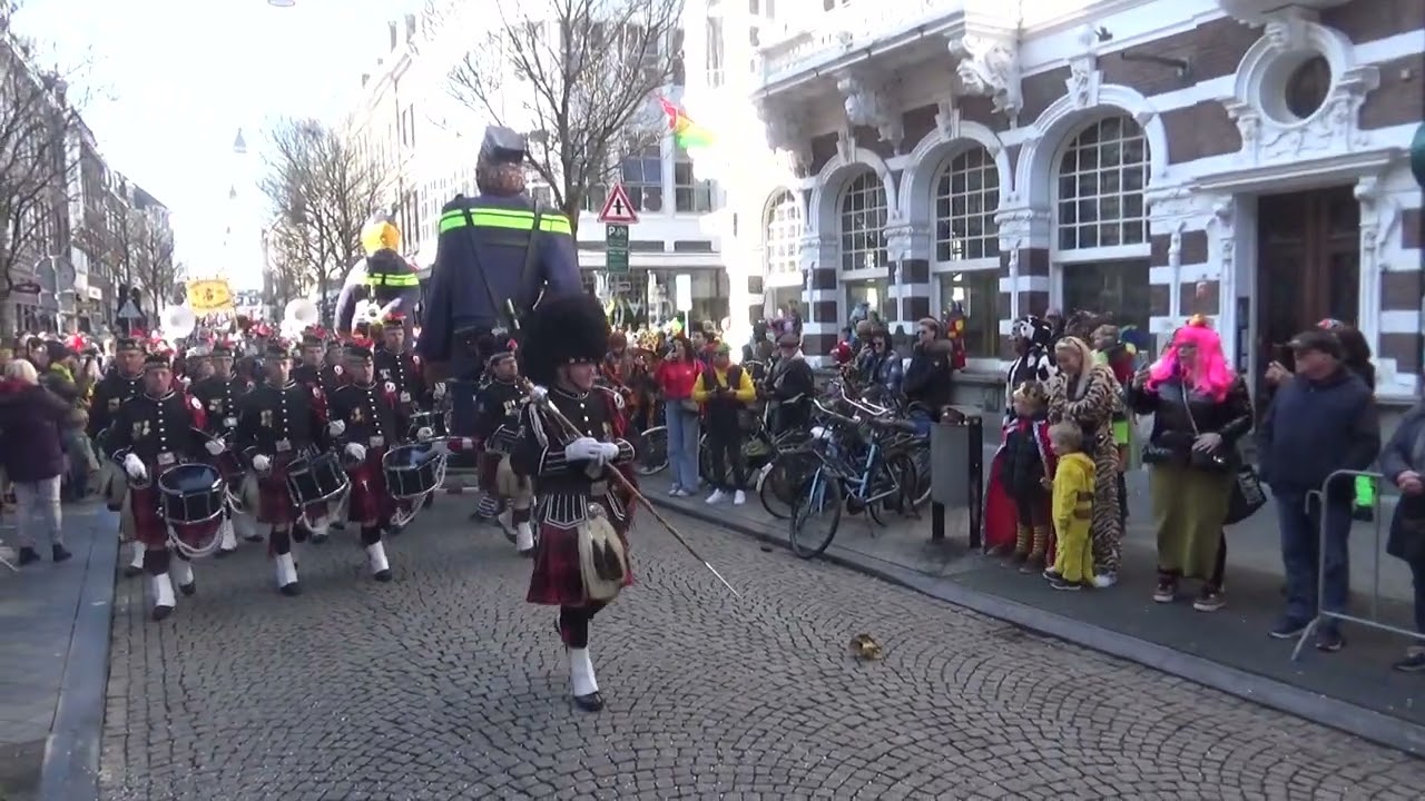 De Kachelpiepers marcheert naar start Vasteloavend (Carnaval in Limburg) optocht