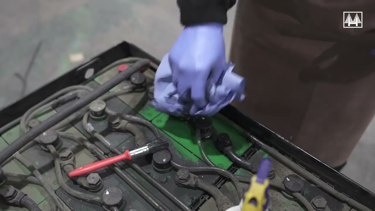 HOPPECKE Service &ndash; Keeping your battery clean