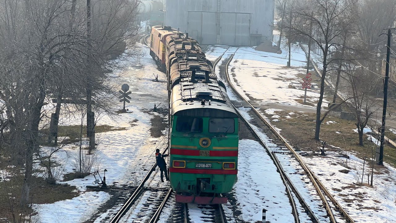 Shunting at the depot. Diesel locomotive TE33A-0278 moves sections of diesel locomotives 2TE10.