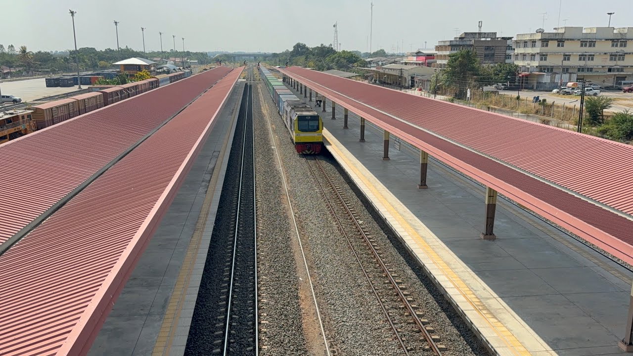 เดินชมสถานีชุมทางบัวใหญ่ ช่วงนี้รถเยอะเป็นพิเศษ