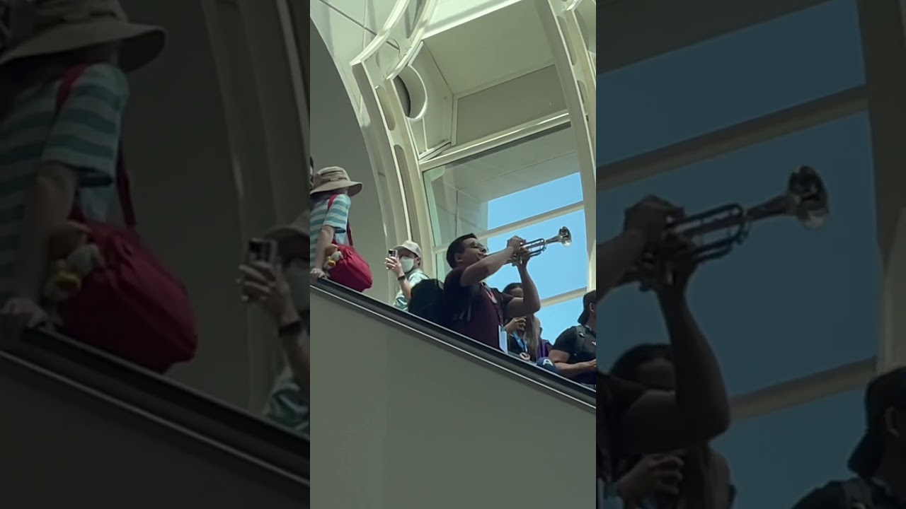 A lone trumpeter plays &lsquo;The Throne Room&rsquo; theme while coming down the escalator at #SDCC! 🎺🎶
