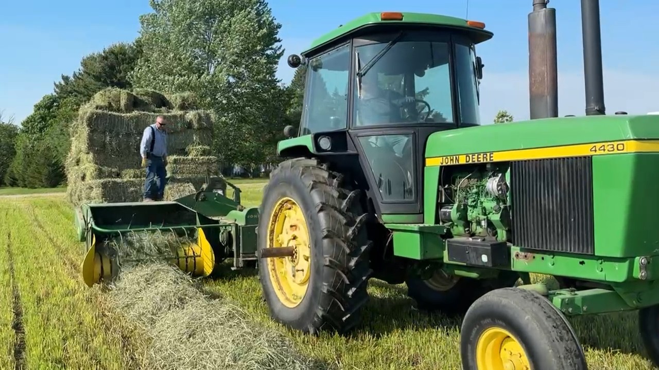 John Deere 4430 тюкует сено пресс-подборщиком 24 т